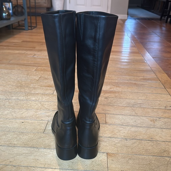 Gorgeous VINCE leather boots. - Picture 8 of 9